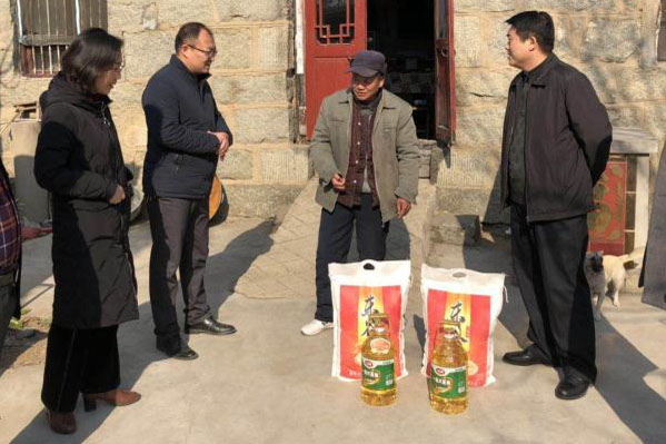 图为慰问