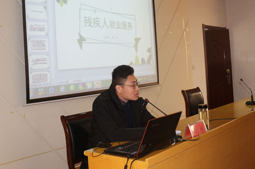 图为枣庄市残疾人就业服务中心副主任徐可进行业务培训