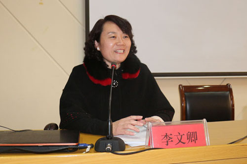 图为枣庄市残联康复部主任李文卿进行业务培训