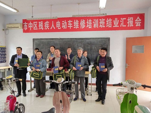图为颁发结业证