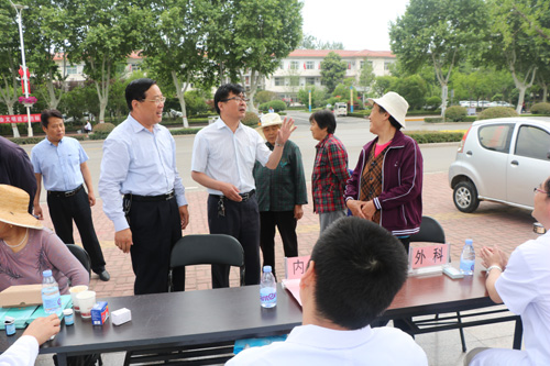 图为领导到活动现场慰问