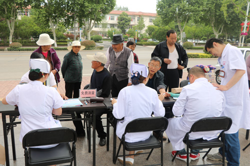 图为山亭区诚德骨伤医院医护人员现场为群众免费测血压血糖