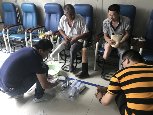 图为专业取型人员为残疾人进行假肢取型