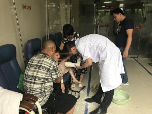 图为专业取型人员为残疾儿童进行踝足矫形器取型
