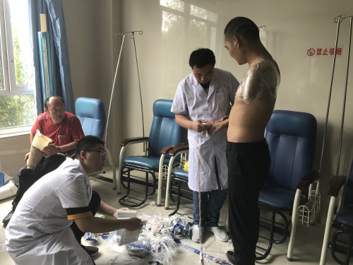 图为专业取型人员为残疾人进行假肢取型.jpg