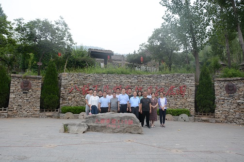 图为参观115师抗日纪念园