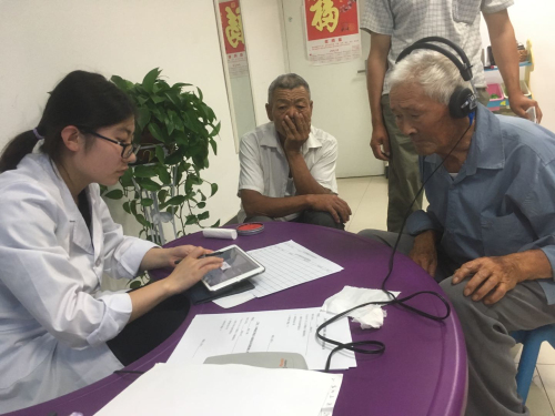 图为助听器验配现场