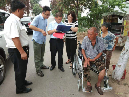 图为枣庄残联调研组实地走访建档立卡贫困残疾人