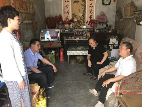 图为督导组一行深入贫困残疾人家中走访慰问