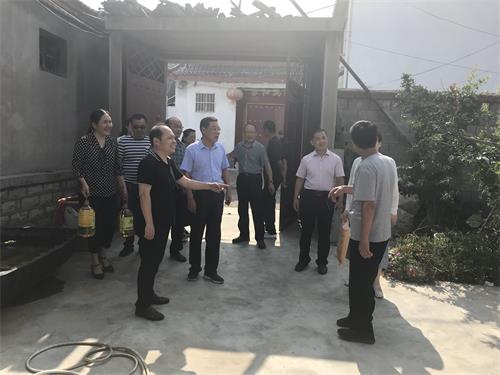 图为督导组一行深入贫困残疾人家中走访慰问