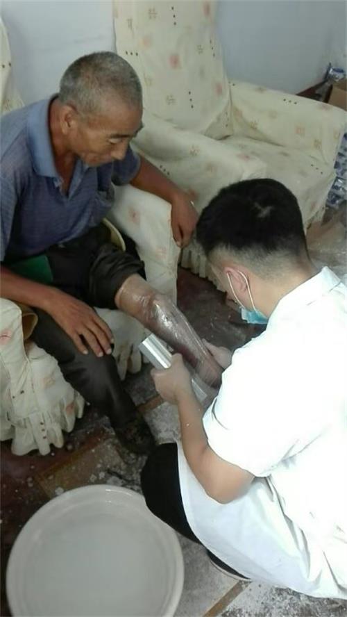图为为残疾人取模适配