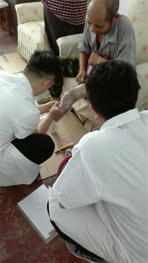 图为为残疾人取模适配
