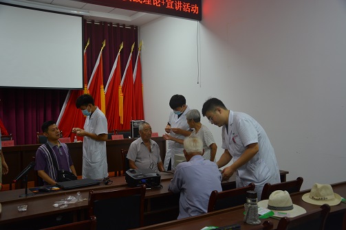 图为枣庄市康复医院康复技师为居民开展康复体验式活动。