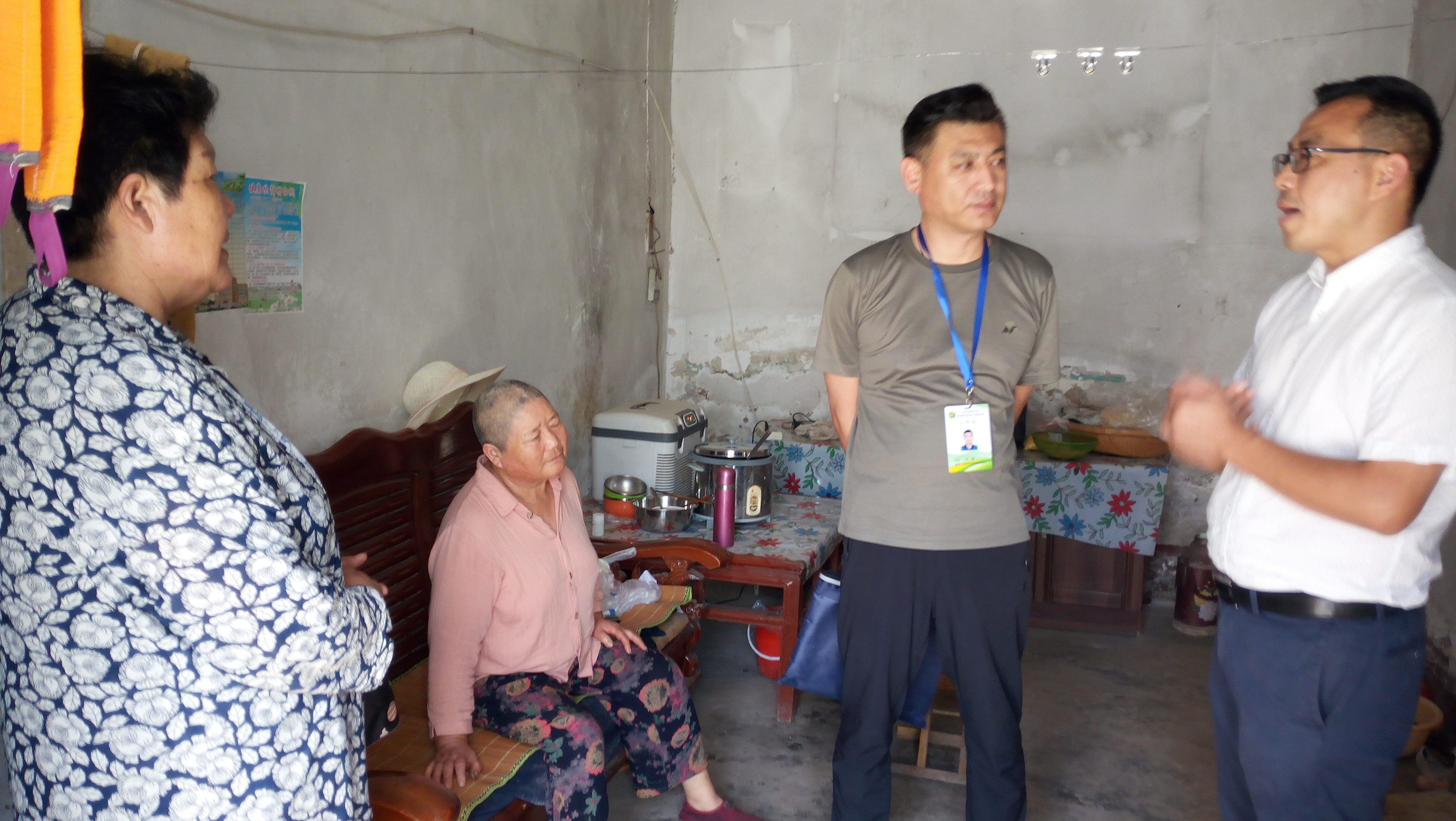 图为峄城区残联副理事长刘斌在建档立卡残疾人家中进行访谈。