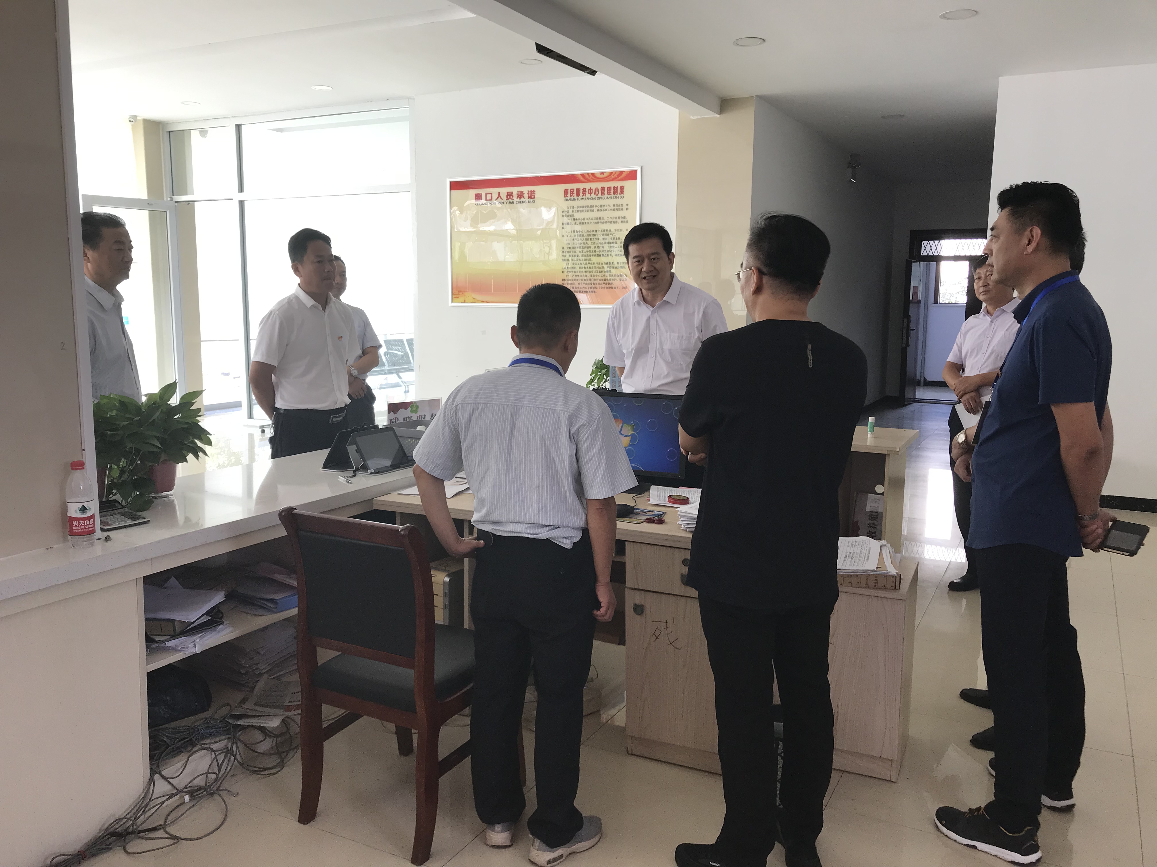 图为王国华理事长一行调研基层残疾人办证情况。