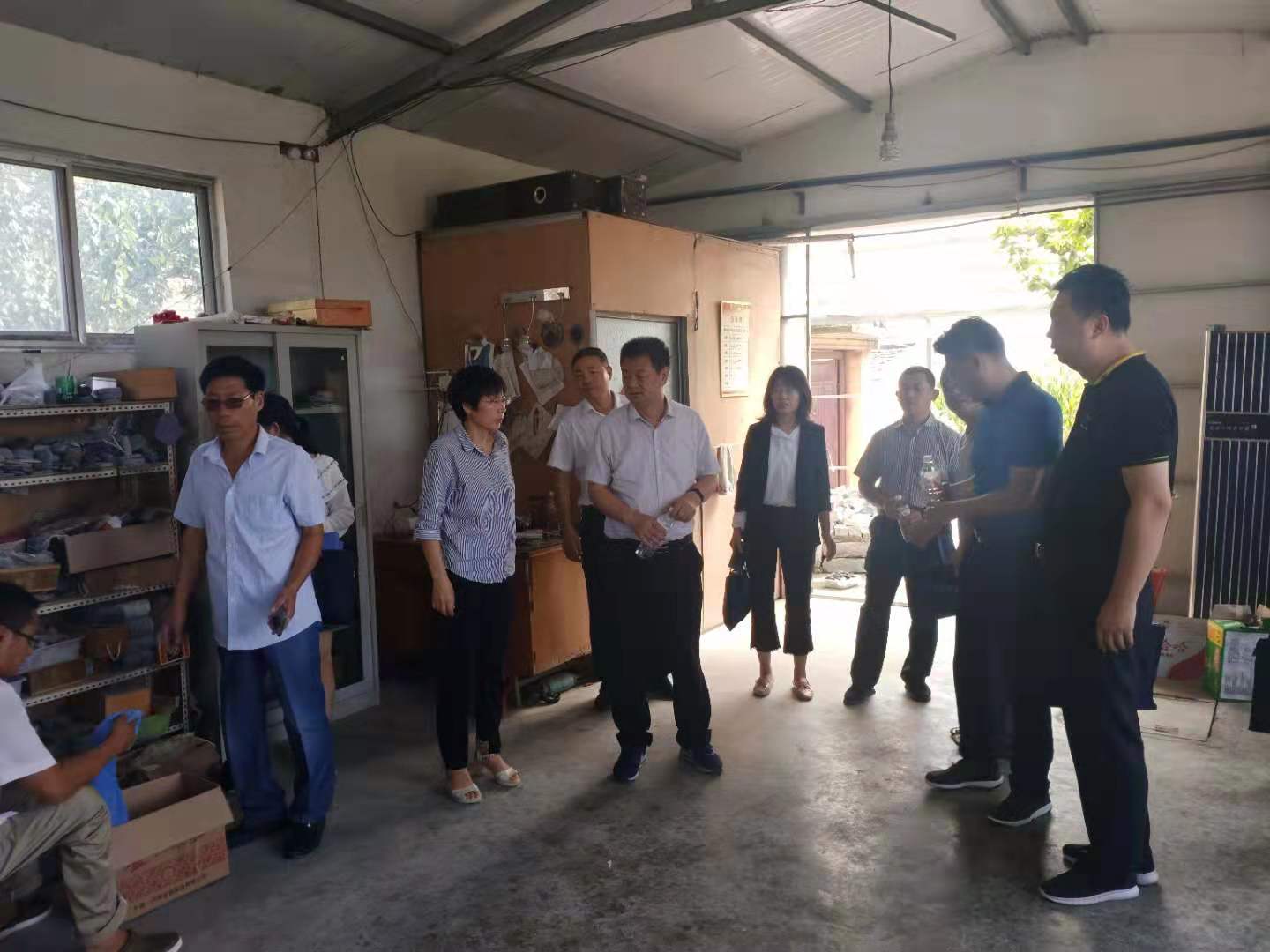 图为省残联等一行到枣庄市峄城区砭石加工厂进行实地调研。