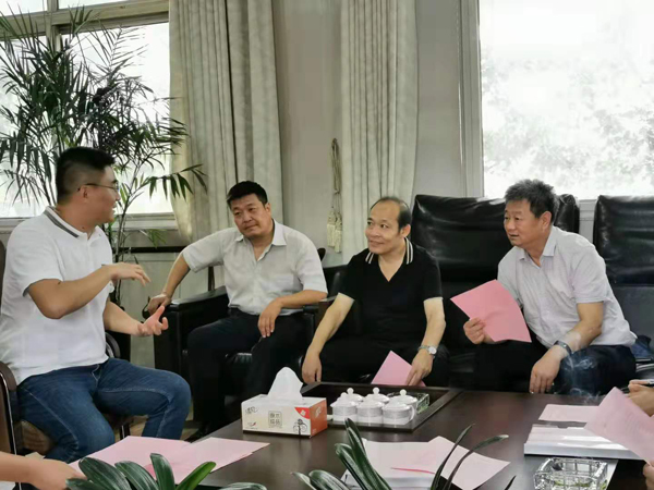 图为山东省残联教育就业部刘广顺副部长同市残联刘希武副理事长交谈。