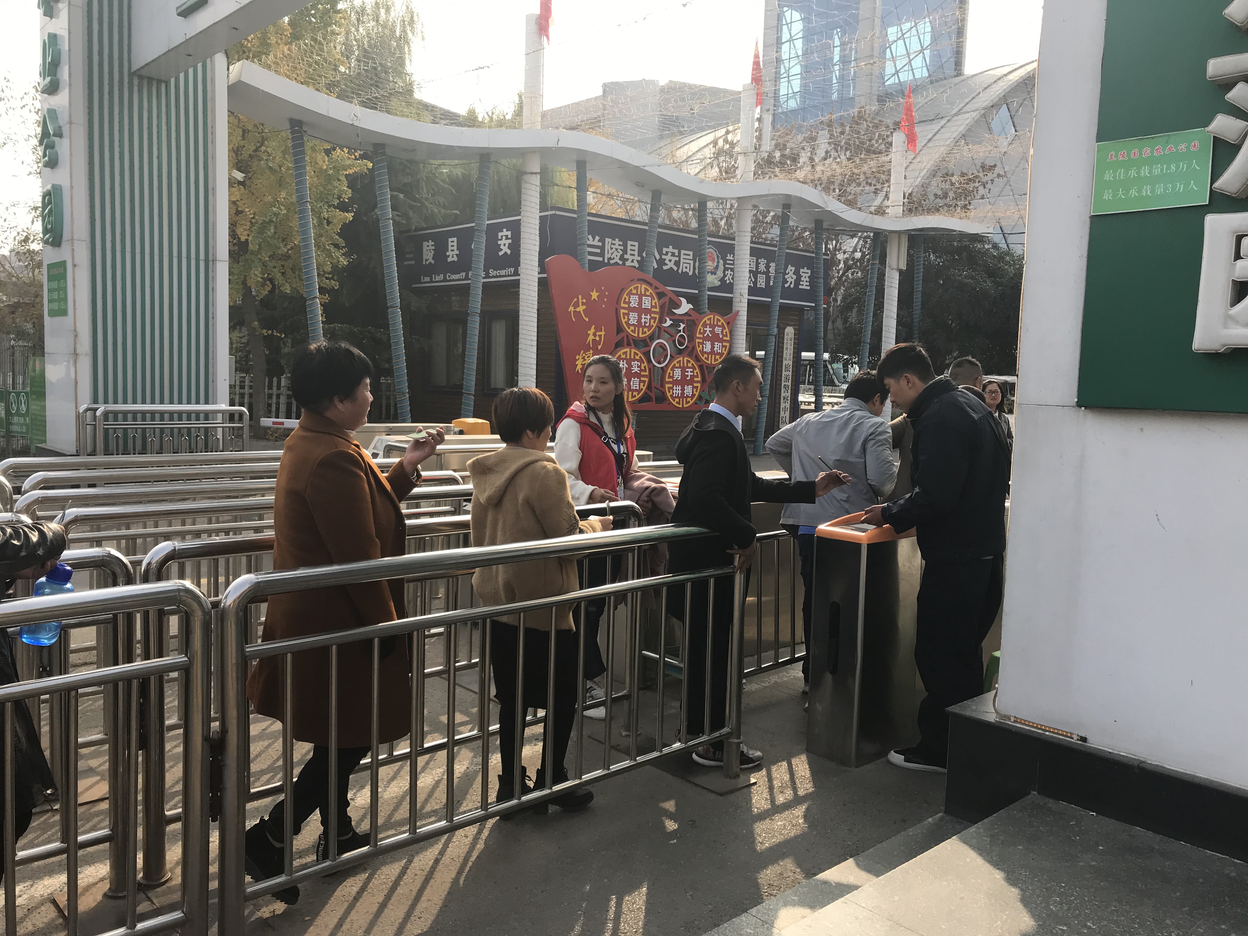 图为峄城区残联志愿者在维持学员进园秩序。 图为峄城区残联志愿者在维持学员进园秩序。