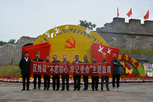 图为参加革命传统教育的党员干部。