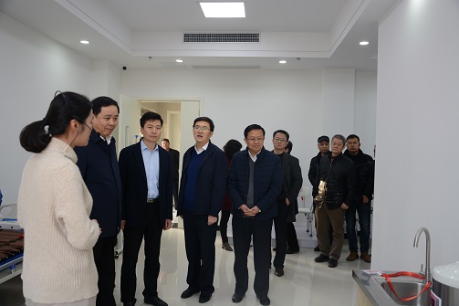 图为市残联理事长祝世峰与市中区委书记王辉等一行人在市中区残疾人康复中心参观。