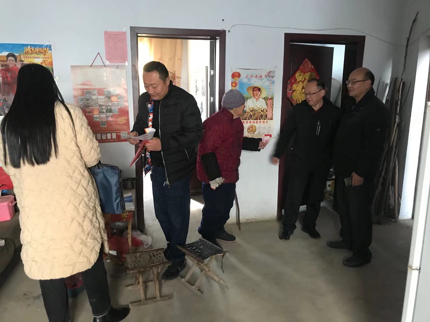 图为峄城区扶贫开发领导小组走访慰问帮扶户。