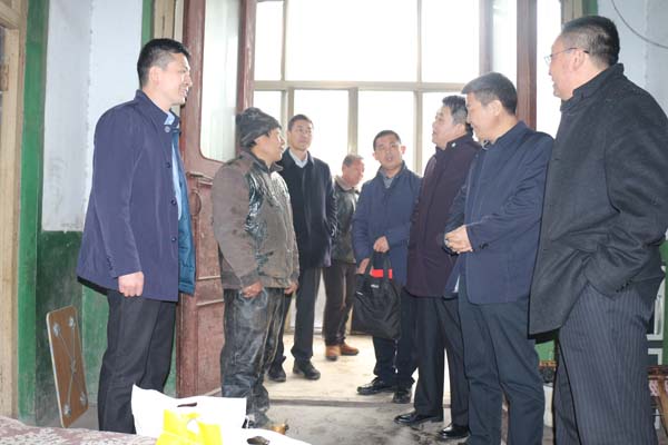 图为市残联祝世峰理事长一行先后慰问了邱楼、前李店村的4名残疾人，为他们送上慰问金以及米、面等生活物品