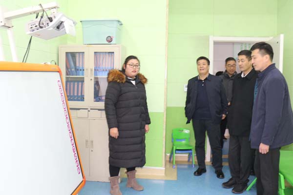 图为祝世峰理事长一行到实地查看机构内康复设施，听取相关人员汇报情况