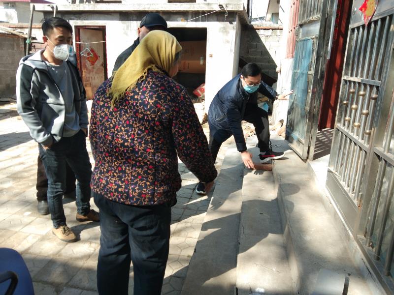 镇领导入户指导无障碍改造.jpg