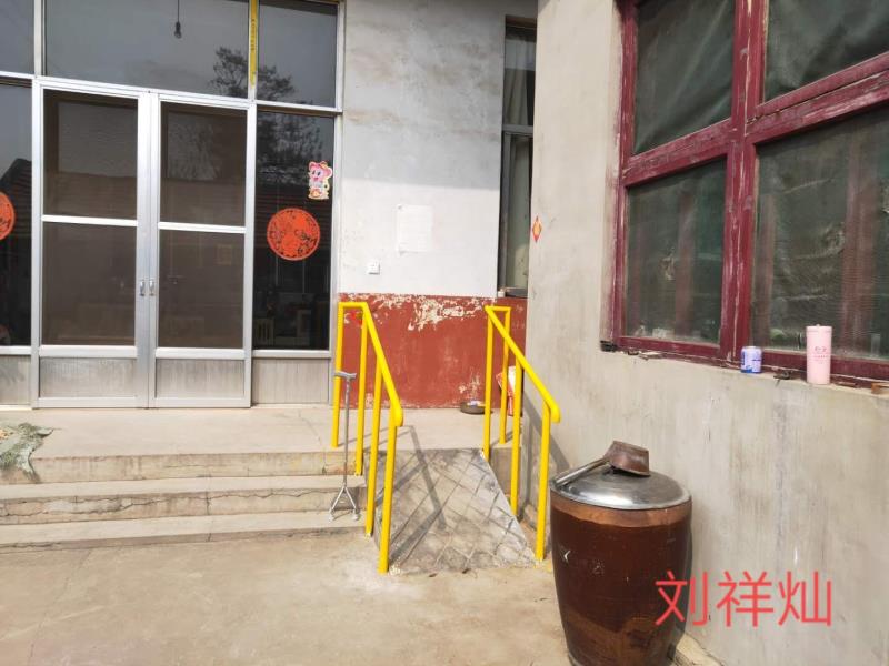 为残疾人修建坡道安装扶手.jpg