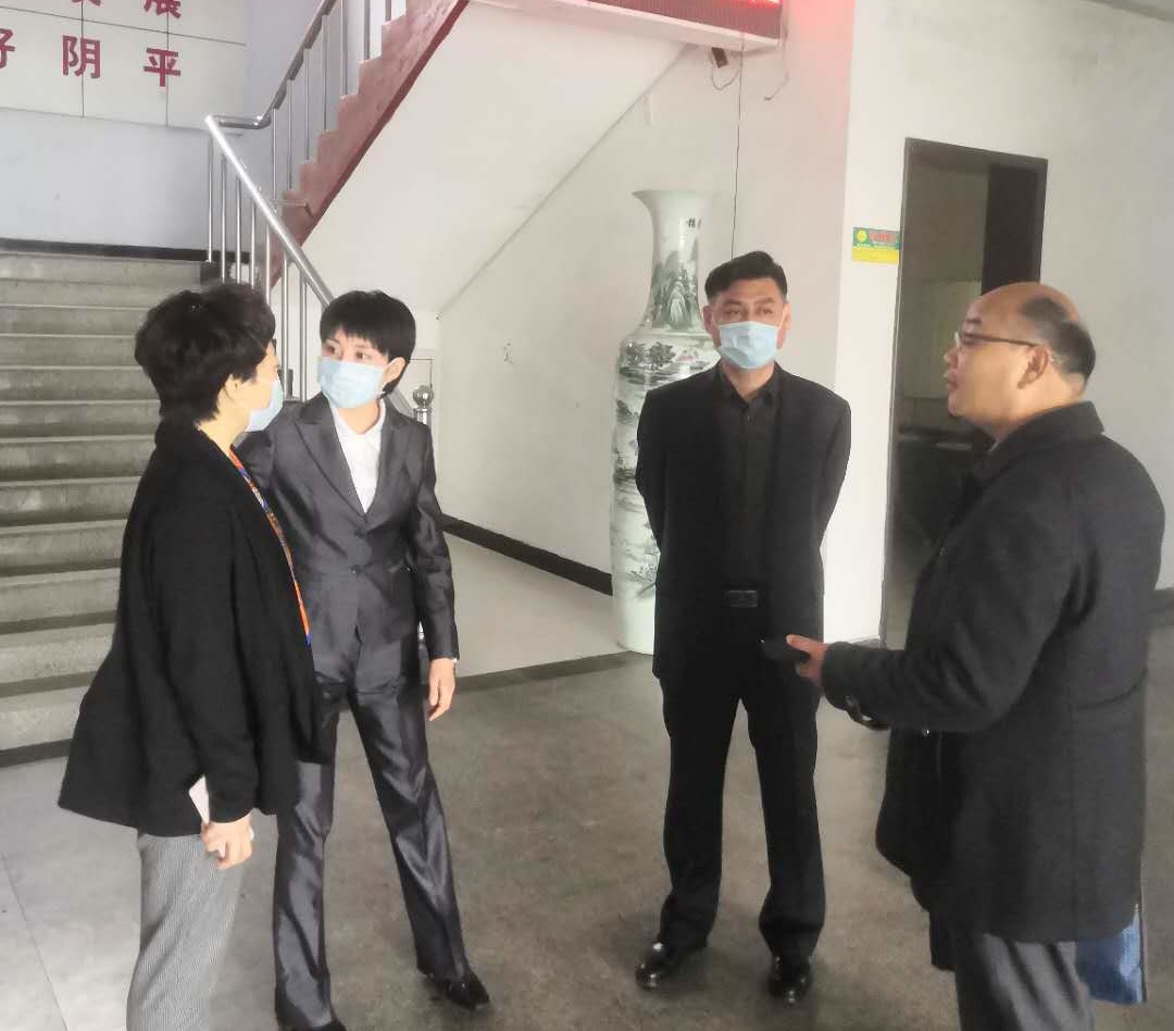 调研指导组详细听取各镇街开展无障碍改造工作进展情况..jpg