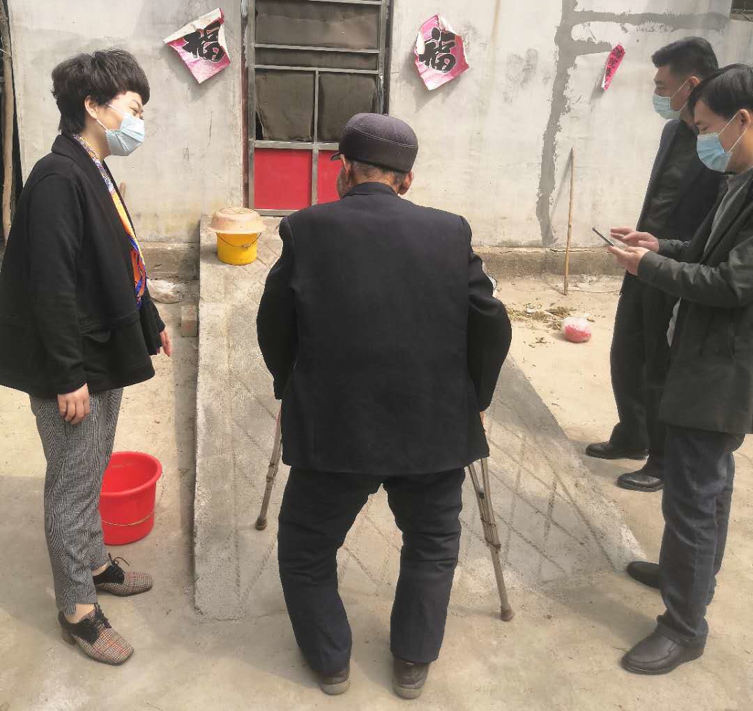 到贫困重度残疾人家庭无障碍改造户家中实地查看无障碍改造进展情况..jpg