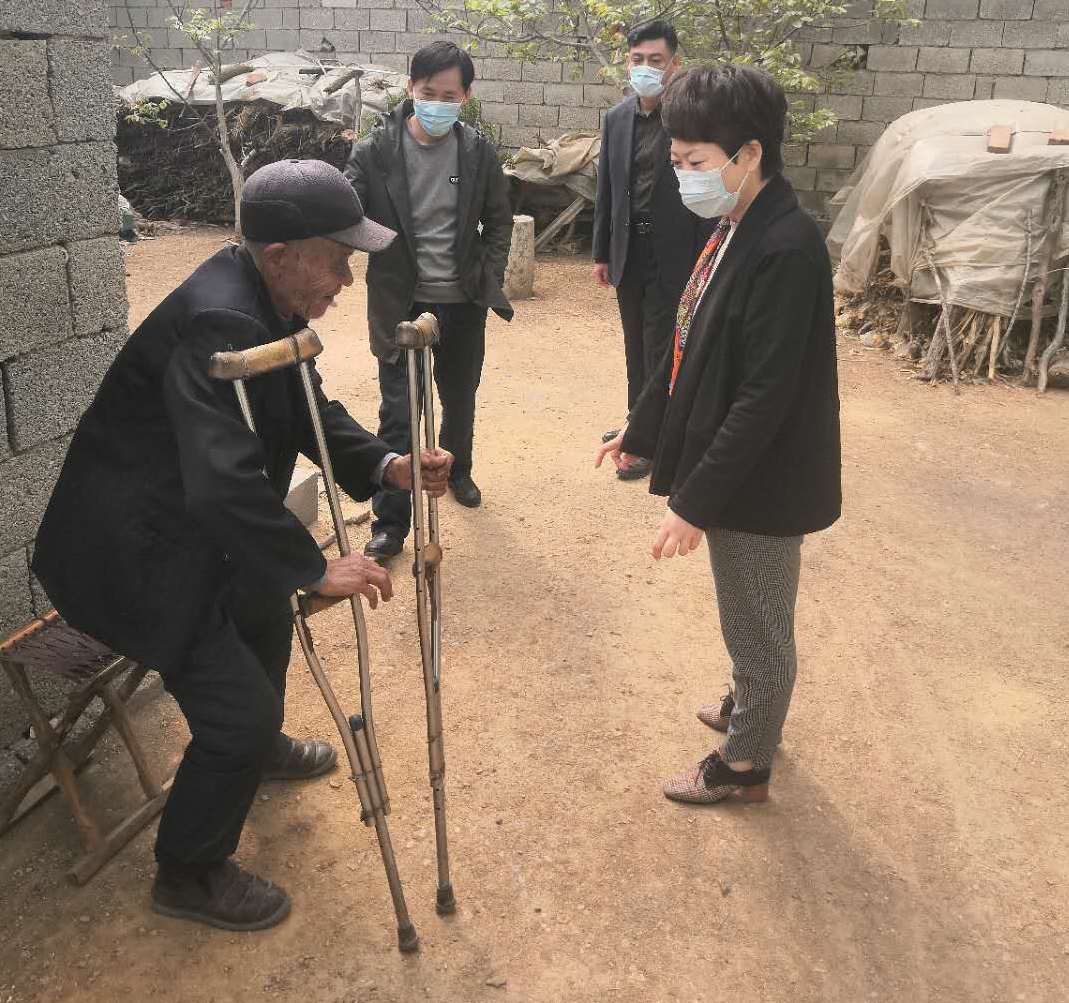 到贫困重度残疾人家庭无障碍改造户家中实地查看无障碍改造进展情况.jpg