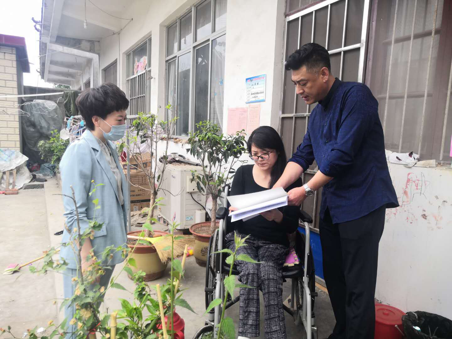 调查组实地入户调查残疾人无障碍改造情况1
