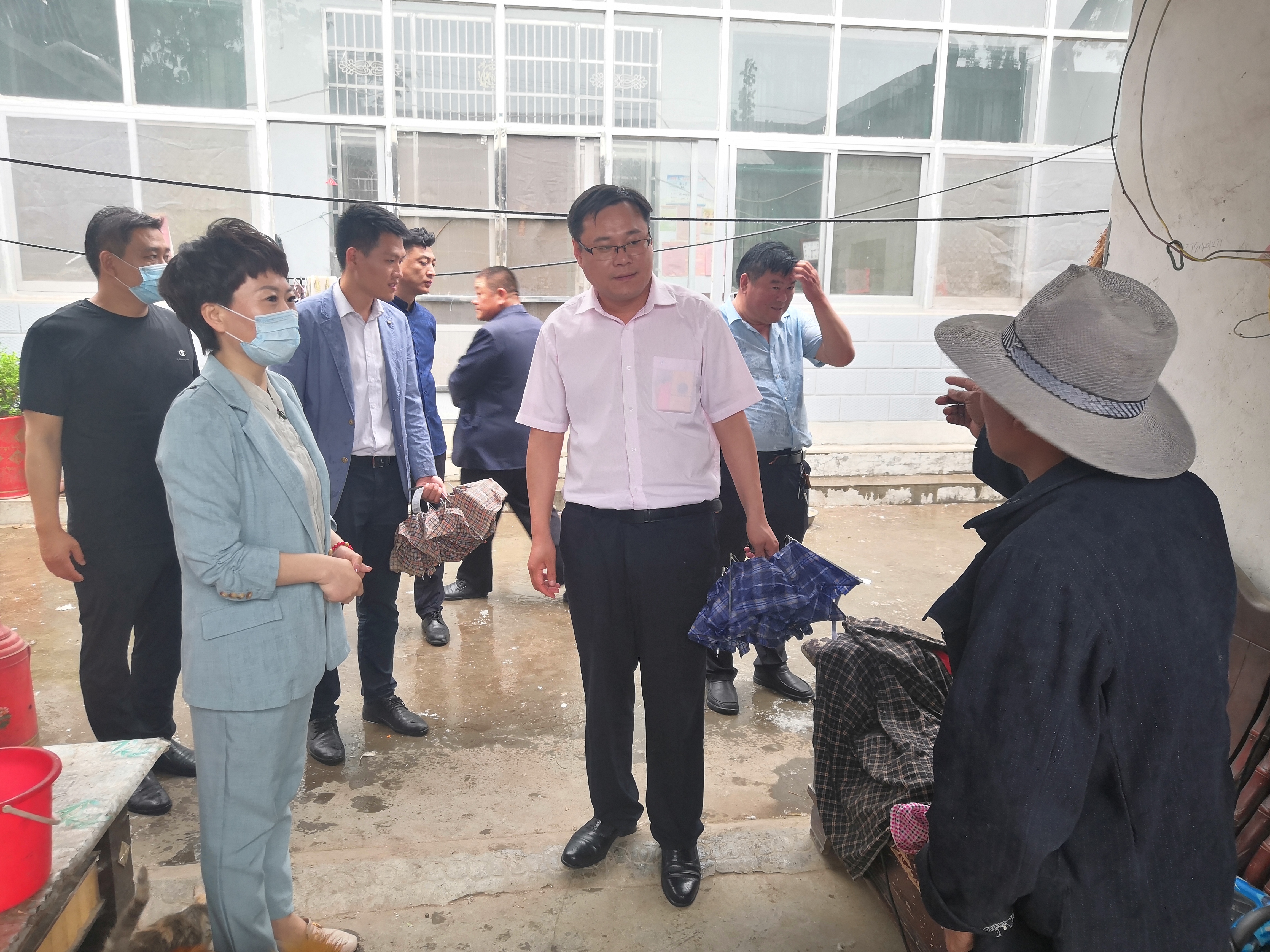 调查组实地入户调查残疾人无障碍改造情况2