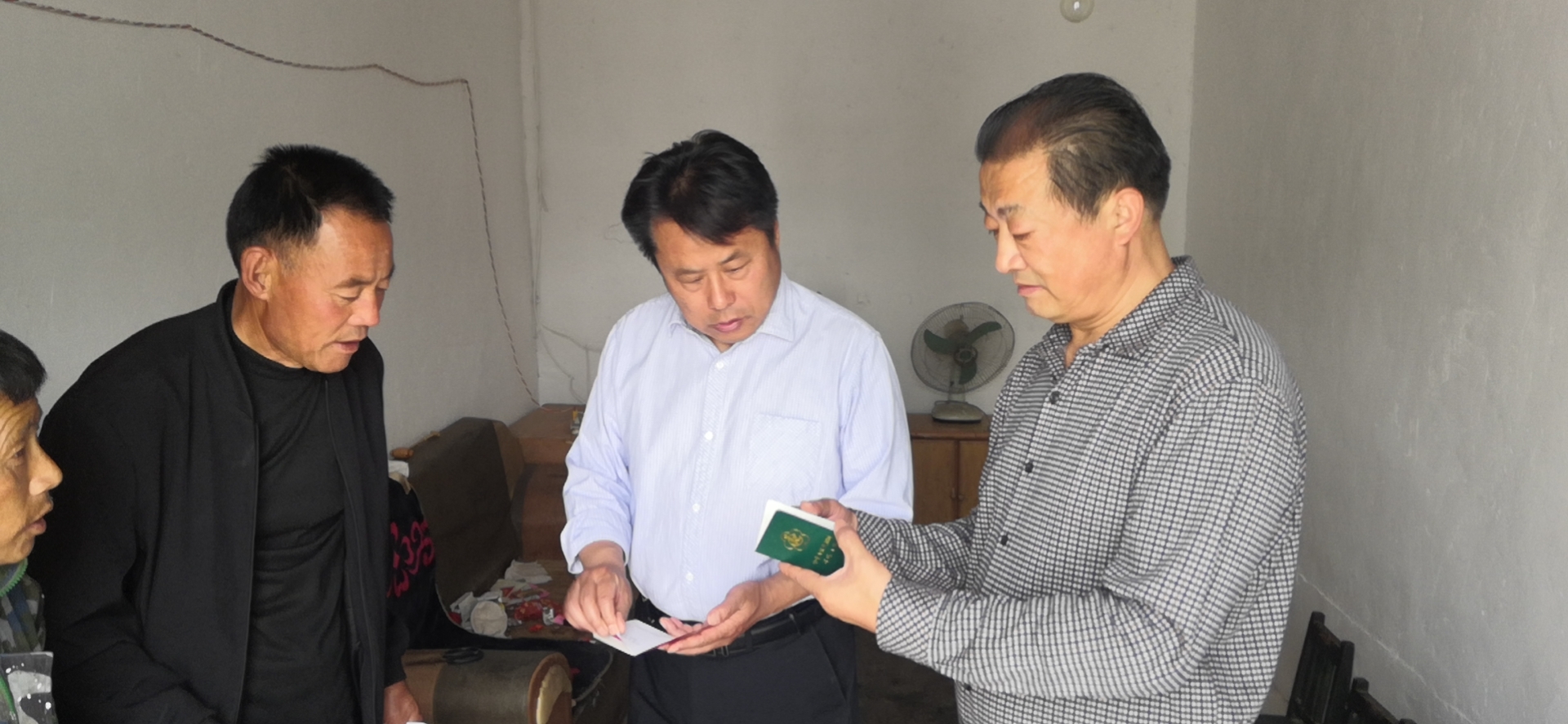 市残联党组成员、副理事长张光忠同志入户检查残疾人证