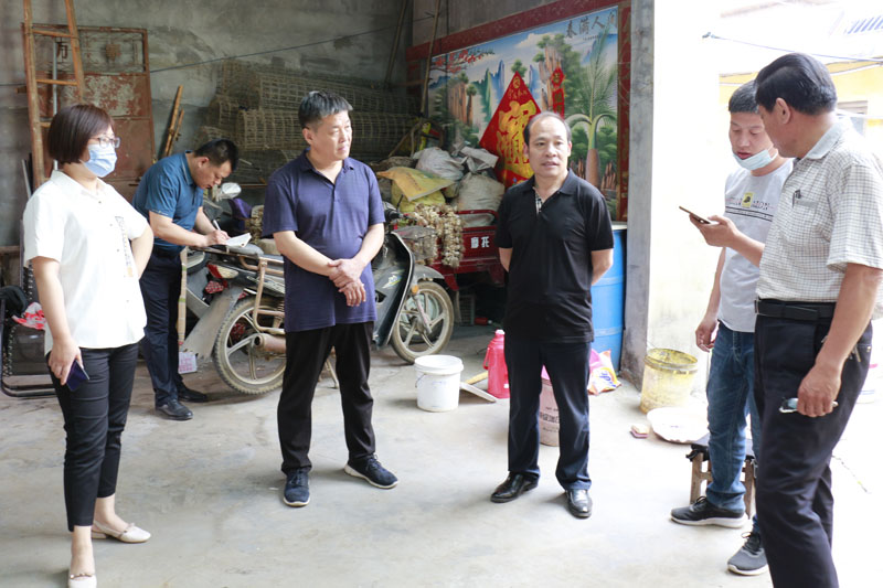 枣庄市残联来滕督导贫困残疾人家庭无障碍改造1.JPG
