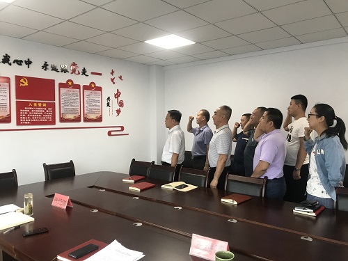 2上党课重温入党誓词.JPG