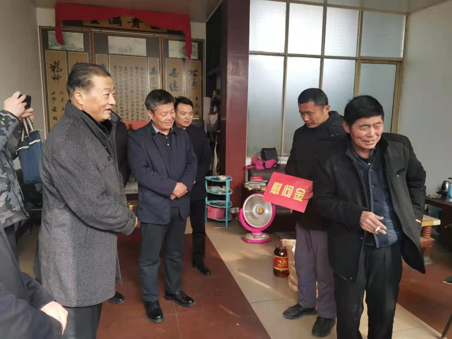 枣庄市残联张光忠副理事长来滕走访慰问贫困残疾人2.jpg