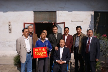 山东省残联巡视员周克明走访慰问滕州市盲人