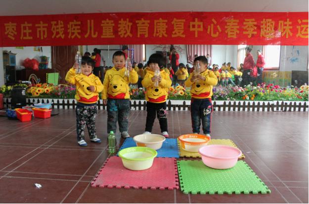孩子们展示装豆豆比赛成果