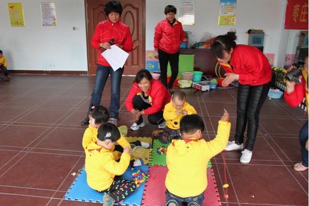 孩子们在进行串珠子比赛