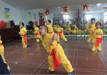 图为孩子们在展示他们的武术