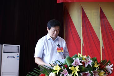 图为王国华理事长在市残疾人联合会第六次代表大会上发言