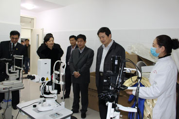市残联理事长王国华带领相关领导检查康复器械.jpg