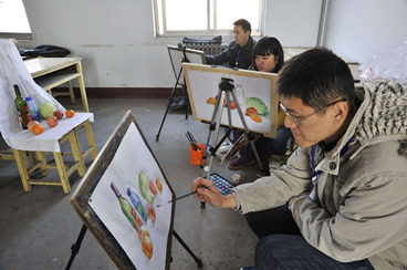 图为水彩绘画比赛现场