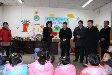 图为赵市长走访市残疾儿童康复教育中心