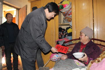 图为市残联党组书记、理事长王国华慰问贫困残疾人家庭