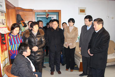 图为赵联冠副市长走访贫困残疾人