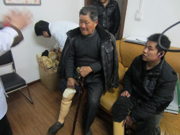 图为安装假肢现场