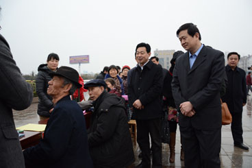 图为市残联理事长王国华在活动现场